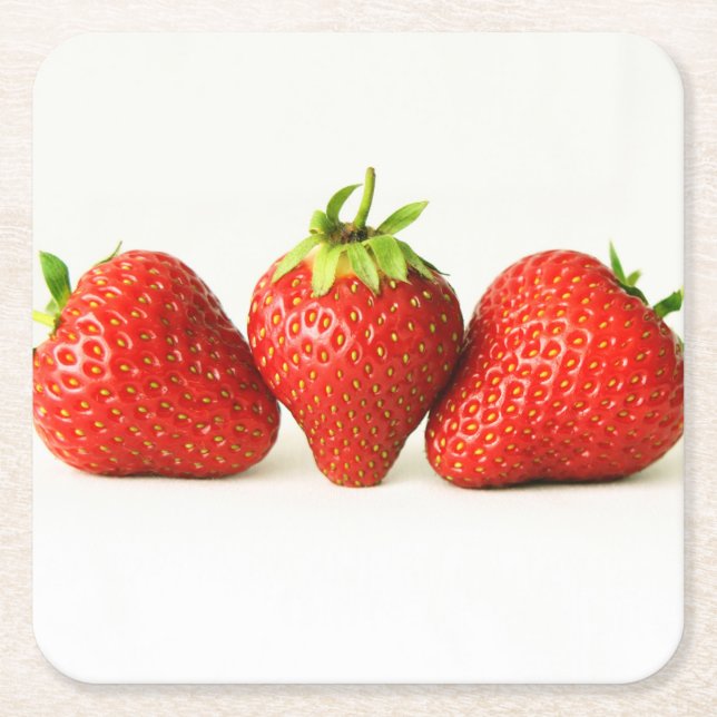 Posavasos Cuadrado De Papel Tres fresas sobre el coasterco blanco (Anverso)