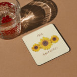 Posavasos Cuadrado De Papel trío de girasol personalizado - boda de granero<br><div class="desc">Trío de girasoles - gallos de papel personalizados para fiestas de boda en el granero. Tres girasoles dispuestos en fila. Diseño único en tiempo de cosecha. Por Alma Wad . Viene con un fondo de color crema. Puedes cambiarlo ahora.</div>
