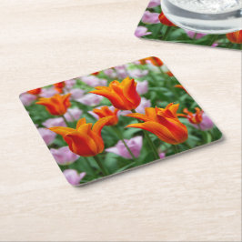 Posavasos Cuadrado De Papel Tulipanes naranjas brillantes en el parque