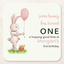 Posavasos Cuadrado De Papel Un conejo es un globo de conejo lindo, primer cump