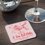 Posavasos Cuadrado De Papel Un laborioso Tini un poco más viejo, Pink y Red Bi<br><div class="desc">Eleva la decoración de tu fiesta de cumpleaños con estas taras de papel personalizado "Un poco más antiguas", perfectas para celebrar con estilo. Con un divertido ilustracion de arte en línea dibujado a mano de una mujer sentada en un vaso de martini, con una gorra de vaquera y botas, este...</div>