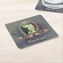 Un majestuoso pavo real en oro y verde.