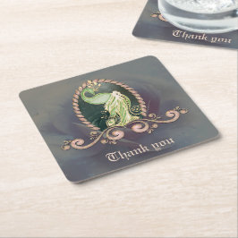 Posavasos Cuadrado De Papel Un majestuoso pavo real en oro y verde.