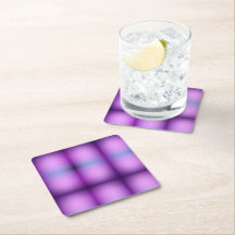 Un posavasos cuadriculado morado sobre una mesa de