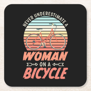 Posavasos Cuadrado De Papel Una Mujer En Una Bicicleta
