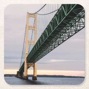Posavasos Cuadrado De Papel Una vista del puente de Mackinac desde el lago Mic