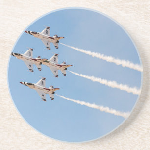 Posavasos Cuatro F-16 Thunderbirds vuelan en formación cerra
