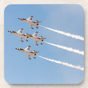 Posavasos Cuatro F-16 Thunderbirds vuelan en formación cerra