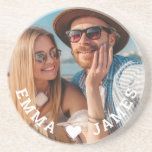 Posavasos Cute Love Heart Photo Parples Nombres personalizad<br><div class="desc">Cute Love Heart Photo Couples Personalized Names Coasterse muestra tu foto favorita con un corazón de amor y personalizada con tus nombres en un guión blanco moderno. Personalice editando el texto en el cuadro de texto proporcionado y agregando su propia imagen. Los regalos perfectos para parejas, novia, esposa, novia y...</div>
