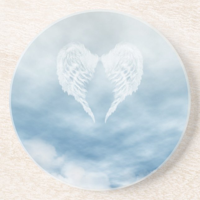 Posavasos De Arenisca Alas Ángel en el cielo azul nublado (Frente)
