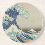 Posavasos De Arenisca Arte asiático - la gran onda de Kanagawa<br><div class="desc">Arte asiático - la gran onda de Kanagawa la gran onda de Kanagawa (神奈川沖浪裏),  también conocido como la gran onda o simplemente la onda,  por el artista japonés Hokusai del ukiyo-e. como parte de la serie de Hokusai treinta y seis vistas del monte Fuji (富嶽三十六景).</div>