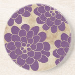 Posavasos De Arenisca Boda Floral Vintage Purple Dahlia<br><div class="desc">Este bonito y rústico diseño presenta la sencilla imagen de una flor de dalia sobre un papel de pergamino de antaño con aspecto de fondo. Ideal para celebrar bodas de primavera o verano en la playa, en un entorno de jardín clásico y elegante. ¡Mira en mi tienda por productos a...</div>