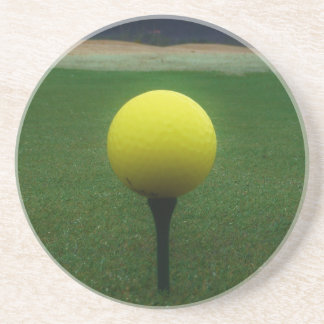 Posavasos De Arenisca Bola de golf amarilla en un campo de golf de monta