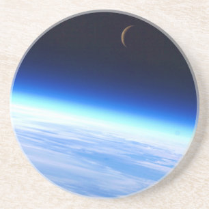 Posavasos De Arenisca Crescent Moon Sobre Una Tierra Brillante Azul Bril