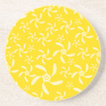 Posavasos De Arenisca Diseño floral de verano. Amarillo pálido.<br><div class="desc">Patrón de flores en amarillo alegre. Un bonito diseño veraniego,  estas flores estilizadas tienen un divertido giro - el diseño giratorio al motivo,  y una apariencia como el sol.</div>