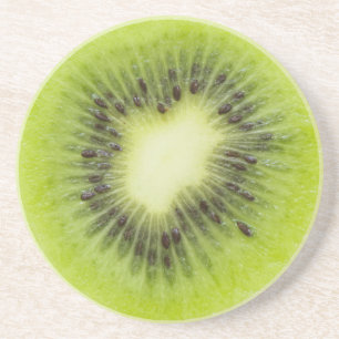 Posavasos De Arenisca Fruta kiwi fresca. Secador redondo aislado