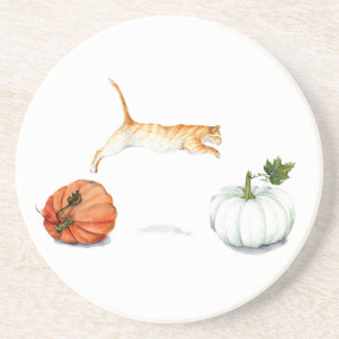 Posavasos De Arenisca Gato naranja saltando entre calabazas
