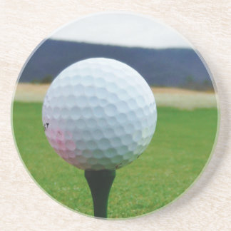 Posavasos De Arenisca Golf Ball en un campo de golf de montaña