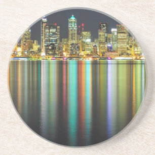 Posavasos De Arenisca Horizonte de Seattle en la noche con la reflexión