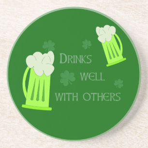 Posavasos De Arenisca Las bebidas del día del St Patricks manan prácti