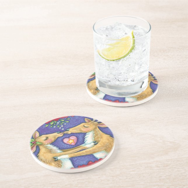 Posavasos De Arenisca Lindo reno de Navidad, beso romántico con muérdago (Lado)