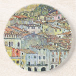 Posavasos De Arenisca Malcesine en el lago Garda por Gustav Klimt<br><div class="desc">Malcesine en el lago de Garda (1913) de Gustav Klimt es una pintura de estilo Art Nouveau de la época victoriana. Bonitas vistas de la ciudad italiana de Malcesine, con edificios y casas a orillas del puerto. Las casas y botes arrojan una reflexión en el agua tranquila. Se pueden ver...</div>