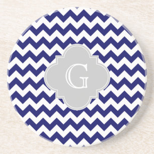 Posavasos De Arenisca Monograma gris blanco de Chevron Quatrefoil de la