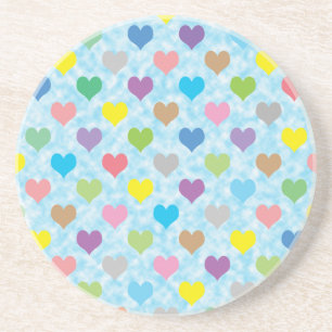 Posavasos De Arenisca Patrón de corazones coloridos sobre fondo azul