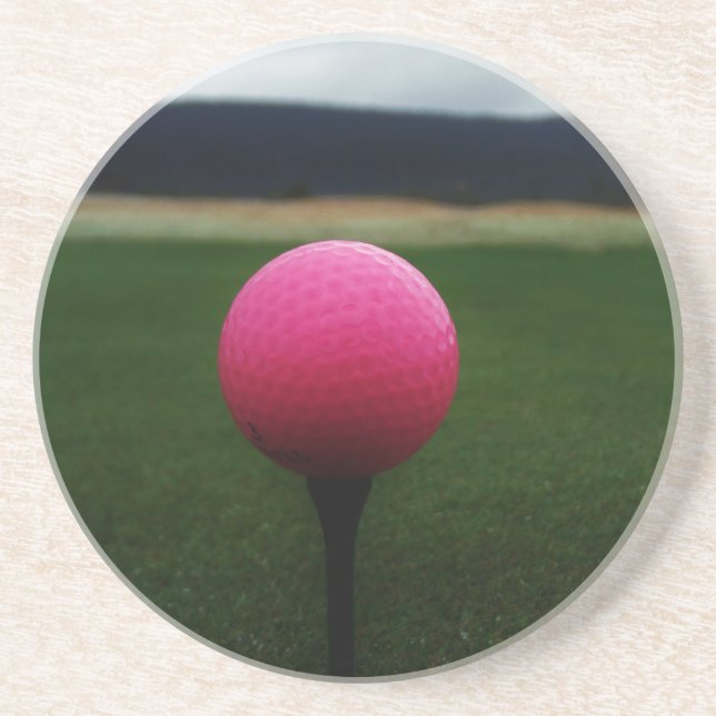 Posavasos De Arenisca Pink Golf Ball en un campo de golf de montaña (Frente)