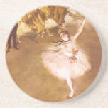 Posavasos De Arenisca Pintura estelar de bailarina de ballet Degas<br><div class="desc">Obra maestra Pintura Degas - Esta imagen de bailarina de ballet se basa en la famosa pintura de bailarina Degas, llamada "La Estrella", completada en 1878. La estrella muestra a una hermosa bailarina de ballet en el escenario, usando un tutu rosado. La bailarina de ballet Star fue representada en pastel...</div>