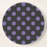 Posavasos De Arenisca Polka ultravioleta sobre negro<br><div class="desc">El color de Pantone del año 2018 es ultra violeta.</div>