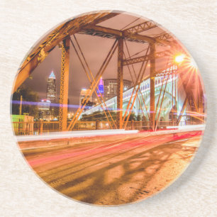 Posavasos De Arenisca puente céntrico de Cleveland Ohio en la noche