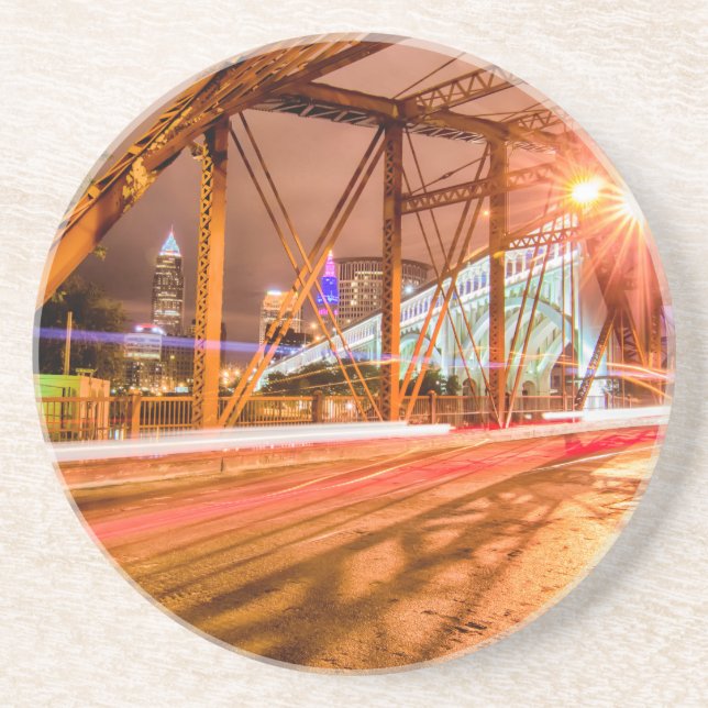 Posavasos De Arenisca puente céntrico de Cleveland Ohio en la noche (Frente)