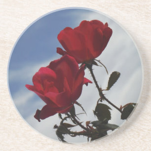 Posavasos De Arenisca Roses rojos contra un brillante cielo azul