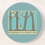 Posavasos De Arenisca Silencio forestal<br><div class="desc">SILENCIO FORESTAL. Cita famosa: "No hables a menos que puedas mejorar el silencio". Sorprendente imagen de un humano enano por los árboles gigantes de un bosque de crecimiento antiguo. Diseño único para todos los que les encanta estar en el exterior y escuchar el hermoso sonido del silencio de un gran...</div>