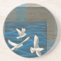 Tres gaviotas blancas volando sobre el agua