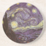 Posavasos De Arenisca Vincent van Gogh - Noche Starry<br><div class="desc">Noche estrellada (1889) de Vincent van Gogh es una pintura vintage de la naturaleza del paisaje artístico de arte fino. Vista de una ciudad en un valle por la noche con nubes girando, las estrellas brillando y una hermosa luna dorada de media luna amarilla. Se pintó durante el día desde...</div>