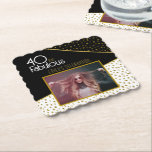 Posavasos De Papel 40 y Fabulous Gold Purpurina Photo 40th Birthday<br><div class="desc">40 y la fabulosa Purpurina de oro negro Foto 40th Birthday Paper Coaster. Diseño moderno con tipografía de moda y falsos puntos purpurinas de oro. Haz tu propia montaña de papel fiesta de 40 años para ella.</div>