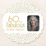 Posavasos De Papel 60 y Fabulous Gold Purpurina Photo 60th Birthday<br><div class="desc">60 y Fabuloso Elegante Purpurina de Oro Foto 60th Birthday Party Paper Coaster. Diseño moderno con tipografía de moda y falsos puntos purpurinas de oro. El diseño tiene un nombre y una foto personalizados.</div>