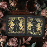 Posavasos De Papel Billete de Boda de espadas medievales del León Rea<br><div class="desc">¡Añade encanto real a tu escapada de mesa! Estos cascos de boda a medida presentan un majestuoso diseño de león y floral con sus nombres y monograma, todo de lujoso oro contra un fondo negro. Perfecto para una festividad medieval con elegancia intemporal. El oro que aparece en este artículo NO...</div>