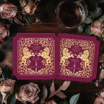 Posavasos De Papel Billete de Boda de espadas medievales del León Rea<br><div class="desc">¡Añade encanto real a tu escapada de mesa! Estos cascos de boda a medida presentan un majestuoso diseño de león y floral con sus nombres y monograma, todo de lujoso oro contra un fondo rojo. Perfecto para una festividad medieval con elegancia intemporal. El oro que aparece en este artículo NO...</div>
