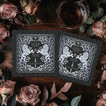 Posavasos De Papel Boda de espadas medievales del León Real de Plata<br><div class="desc">¡Añade encanto real a tu escapada de mesa! Estos castillos de boda a medida presentan un majestuoso diseño de león y floral con sus nombres y monograma, todo en lujosa plata contra fondo negro. Perfecto para una festividad medieval con elegancia intemporal. La plata que aparece en este artículo NO es...</div>