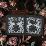 Posavasos De Papel Boda de espadas medievales Royal Lion<br><div class="desc">¡Añade encanto real a tu escapada de mesa! Estos castillos de boda a medida presentan un majestuoso diseño de león y floral con sus nombres y monograma, todo en lujosa plata contra fondo negro. Perfecto para una festividad medieval con elegancia intemporal. La plata que aparece en este artículo NO es...</div>