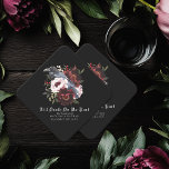 Posavasos De Papel Boda floral romántico de color gótico Raven<br><div class="desc">Este gótico de diseño de boda raven florido presenta un ilustracion acuático sencillo y monótono de un cuervo encaramado en un ramo. Perfecto para un boda de gótico eterno y romántico u otra ocasión especial. Está muy bien adaptado a un evento temido en otoño o a un evento de invierno...</div>