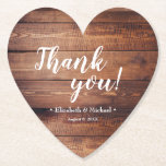Posavasos De Papel Boda Rustic Dark Wood Gracias por ti<br><div class="desc">Ten este corazón formado gracias a las tartas que esperan en la mesa de tus invitados. Personaliza los nombres de novias y novios y la fecha de boda para un recuerdo que coincida con tu temática rústica boda. Con un fondo de madera oscura y tipografía blanca.</div>