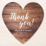 Posavasos De Papel Boda Rustic Dark Wood Gracias por ti<br><div class="desc">Ten este corazón formado gracias a las tartas que esperan en la mesa de tus invitados. Personaliza los nombres de novias y novios y la fecha de boda para un recuerdo que coincida con tu temática rústica boda. Con un fondo de madera oscura y tipografía blanca.</div>