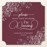 Posavasos De Papel Borgoña y plata posh no tomes mi bebida Boda<br><div class="desc">¡Esta montaña rusa boda es elegante, elegante y divertida! Cuenta con un hermoso diseño de color gris plateado y burdeos con letras de escritura modernas y delicados rizos de Relieve metalizado falsos y remolinos en las esquinas. El texto dice "Por favor, no tomen mi bebida, estoy bailando" con espacio para...</div>