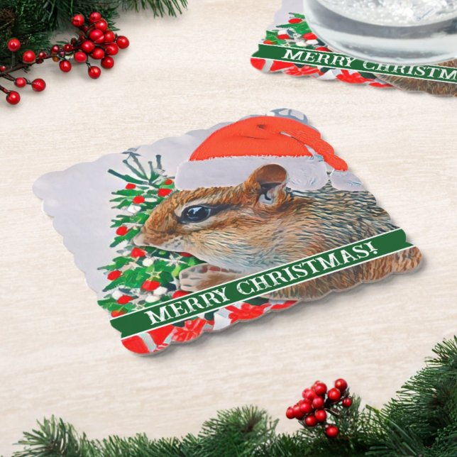 Posavasos De Papel Chipmunk con Navidades Gorra frente al árbol (This paper coaster features a Christmas tree, chipmunk with Santa hat, and your custom text.)