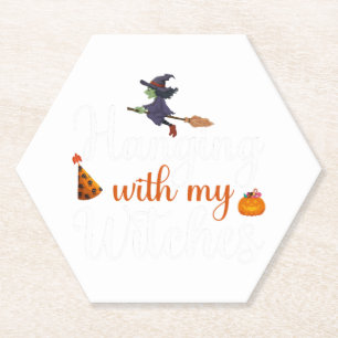 Posavasos De Papel Colgando con mis brujas cita de Halloween 2024