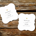 Posavasos De Papel Elegante guión moderno Favor mínimo de la Boda de<br><div class="desc">La fiesta de bodas moderna favorece la montaña rusa de papel con sus nombres personalizados en una elegante caligrafía de escritura giratoria, los nombres de la pareja y la fecha de su celebración. Esta es la versión minimalista en blanco y negro con un detalle de corazón dorado. También es ideal...</div>